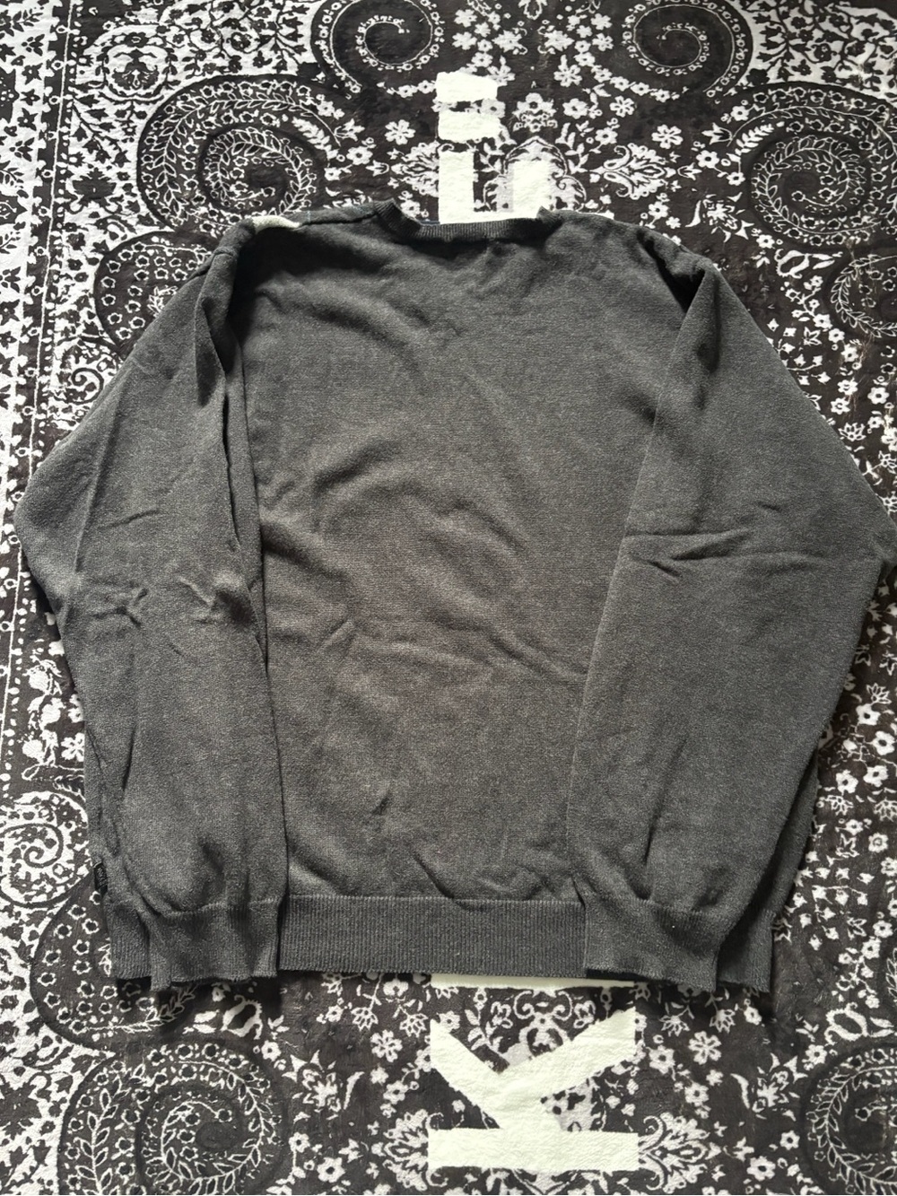 IZOD Men’s Gray Argyle V-Neck Sweater Size Men’s XL - Picture 2 of 3